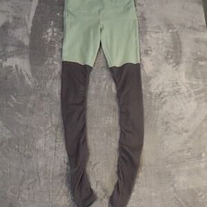 ALO Two Toned Grey Green Ribbed Workout Goddess Leggings Size S Yoga Training